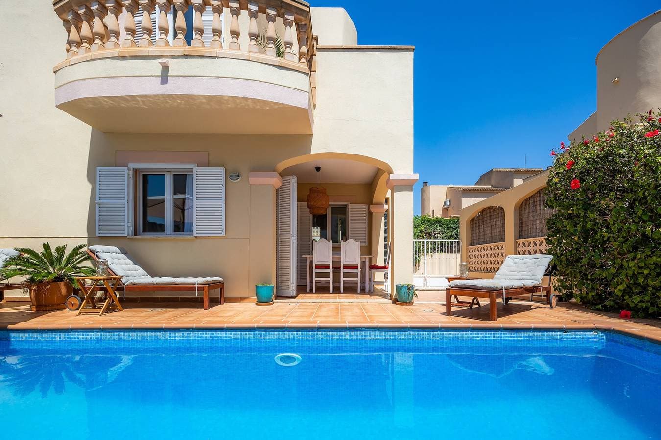 Foto 2 von 31: Ferienhaus „Villa Sion“ mit Bergblick, Pool, WLAN & Terrasse, nahe Stränden