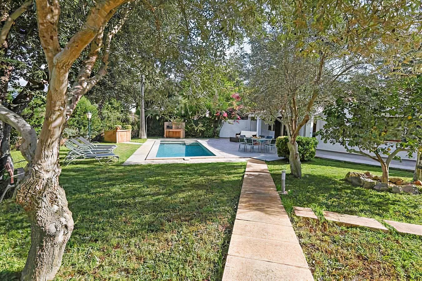 Foto 5 von 33: Villa für 3 Personen mit Pool