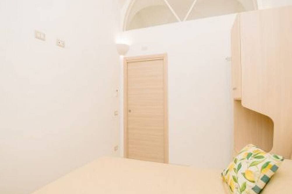 Foto 3 von 7: Pontone di Scala - The house has 1 double bedroom, 1 living room with kitchenette and sofa bed, 1 bathroom. The rooms are equipped with Smart TV, air conditioning, Wi-Fi and heating.6
