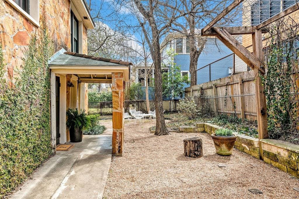 Foto 12 von 13: Cozy Studio Minutes From Barton springs and Downtown