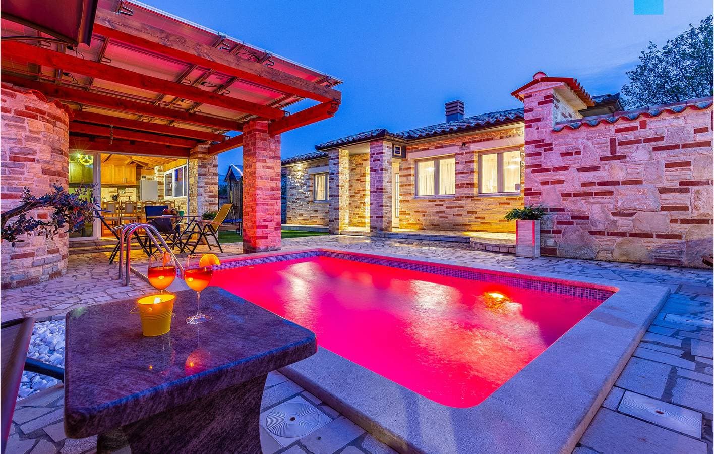 Foto 8 von 51: Gemütlich, 2 km von der Küste entfernt: WLAN, Pool und Terrasse in Ližnjan
