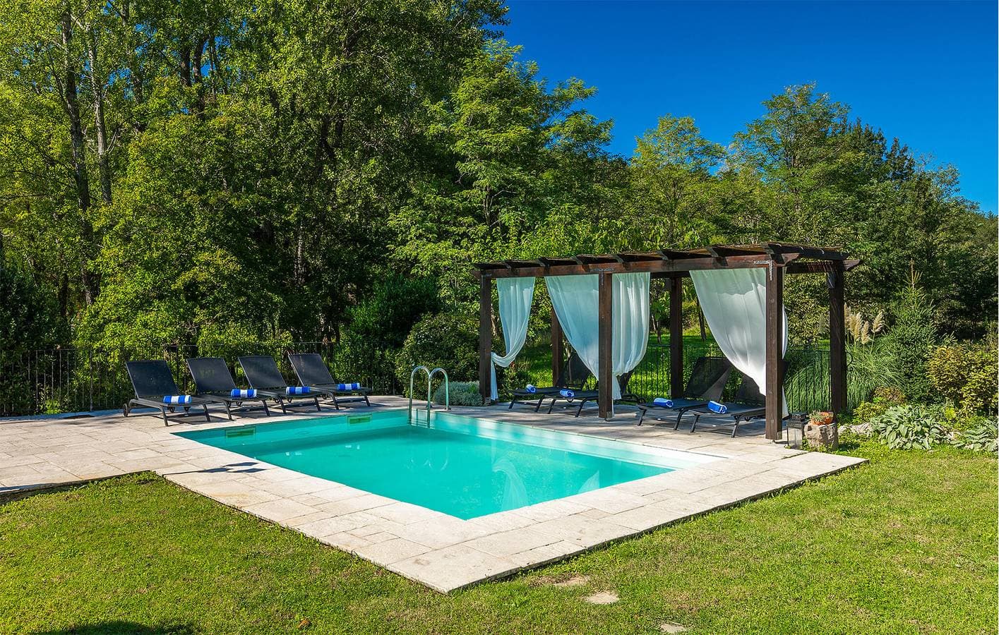 Foto 9 von 54: Geräumige 150 m² große Wohnung mit Pool, WLAN, Klimaanlage und kostenlosen Parkplätzen