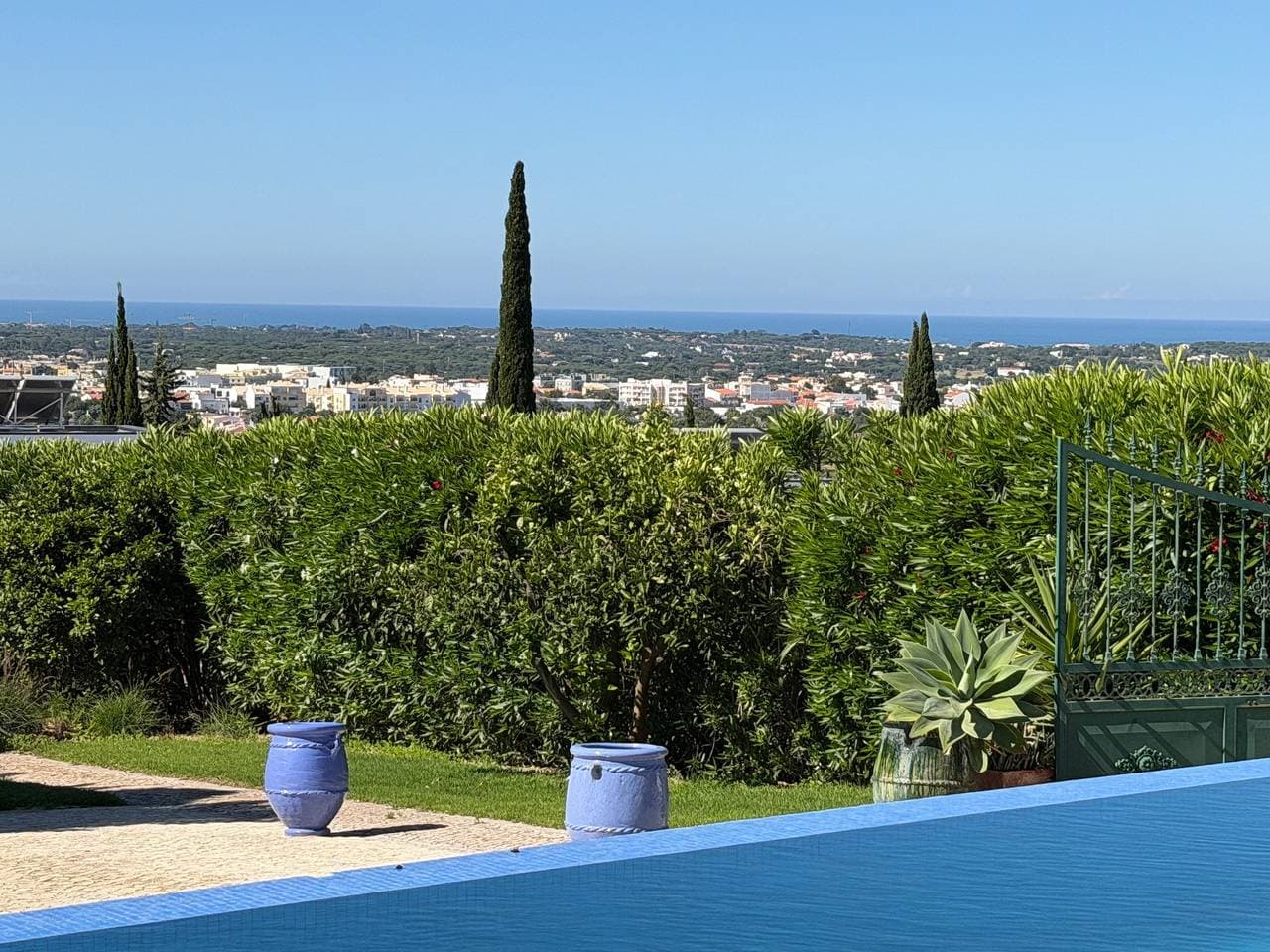 Foto 4 von 19: Ferienwohnung Abelha mit Meerblick, Infinity Pool, Gemeinschaftsgarten & WLAN