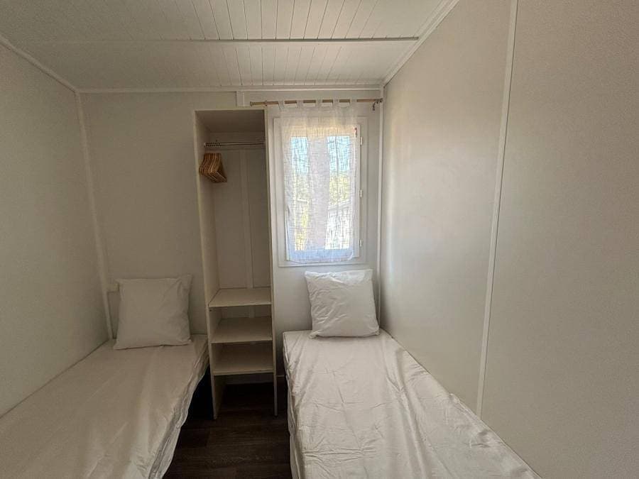 Foto 10 von 18: Camping Versants (anciennement Parc des Chênes) - Chalet 4 personen - Klimaanlage - TV - Bettwäsche - Handtücher