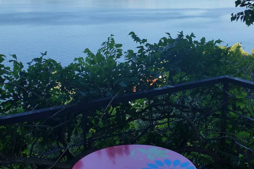 Zwischen See und Himmel. Ein romantisches und elegantes Nest mit einer bezaubernden Aussicht 1