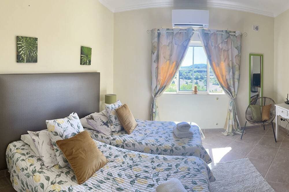 Foto 5 von 30: Luxury Villa Set In Its Own Grounds, 4 Bedroom 4 Bathroom With Heated Pool,