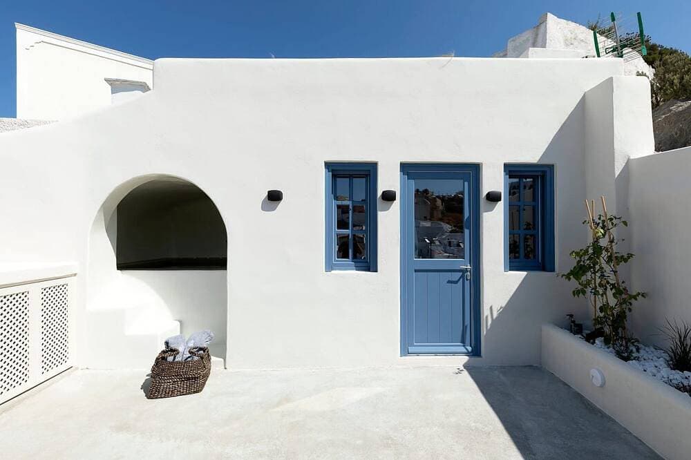 Foto 8 von 25: Amazing Santorini Suite | Hecate Suite | Private Hot Tub | Spacious Furnished.
