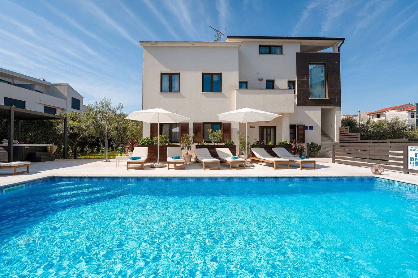 Extravagantes Apartment nur 100 Meter zum Strand mit Salzwasserpool und Jacuzzi 1