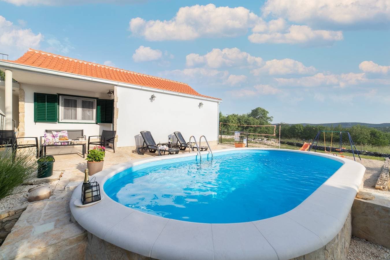 Ferienhaus mit zwei Schlafzimmern und Pool 1