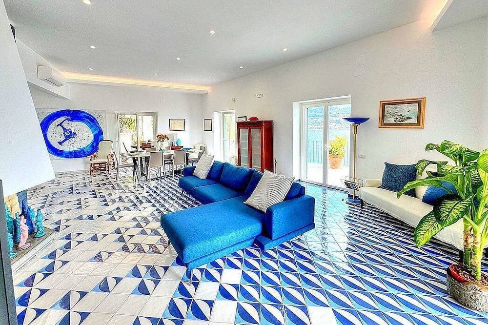 Foto 3 von 30: Villa Teti: A bright three-story villa built sheer above the sea, with Free Wi-Fi.