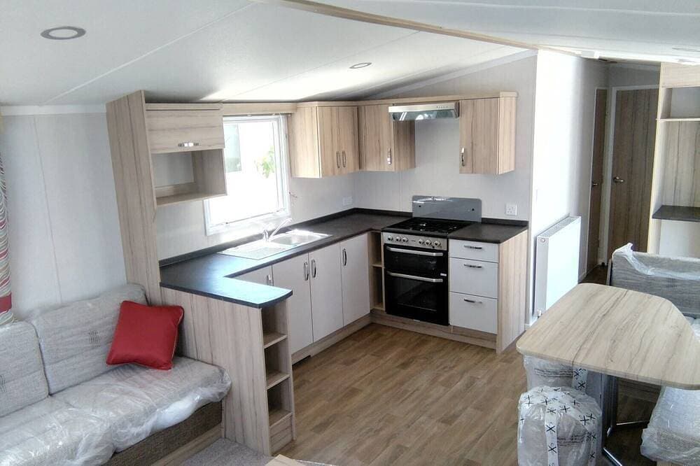 Foto 12 von 21: Delux Caravan für 6 Personen auf fantastischem Gelände mit Terrassentüren nach draußen.