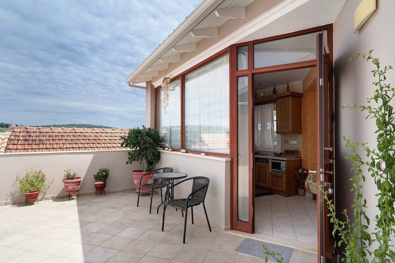 Foto 2 von 23: "Lakis Apartment" mit Meerblick, Garten, Terrasse und WLAN