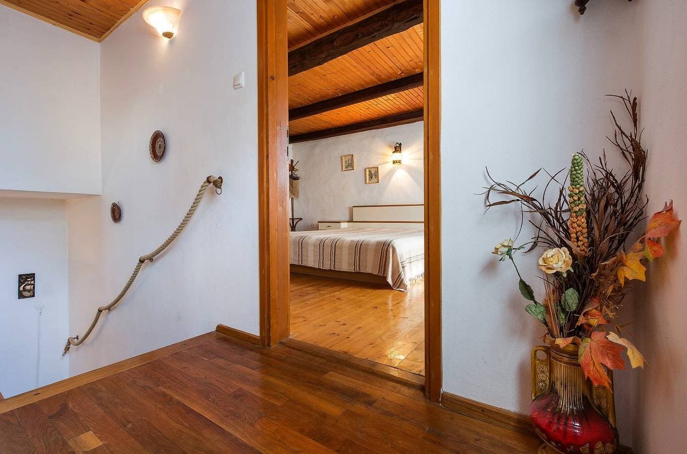Foto 13 von 21: Komfortables Ferienhaus mit Palmen, Weinreben und Liegestühlen im Garten