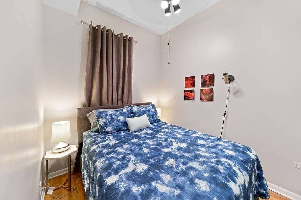 Foto 11 von 25: Classic Lincoln Park  2 bedroom condo- parking included