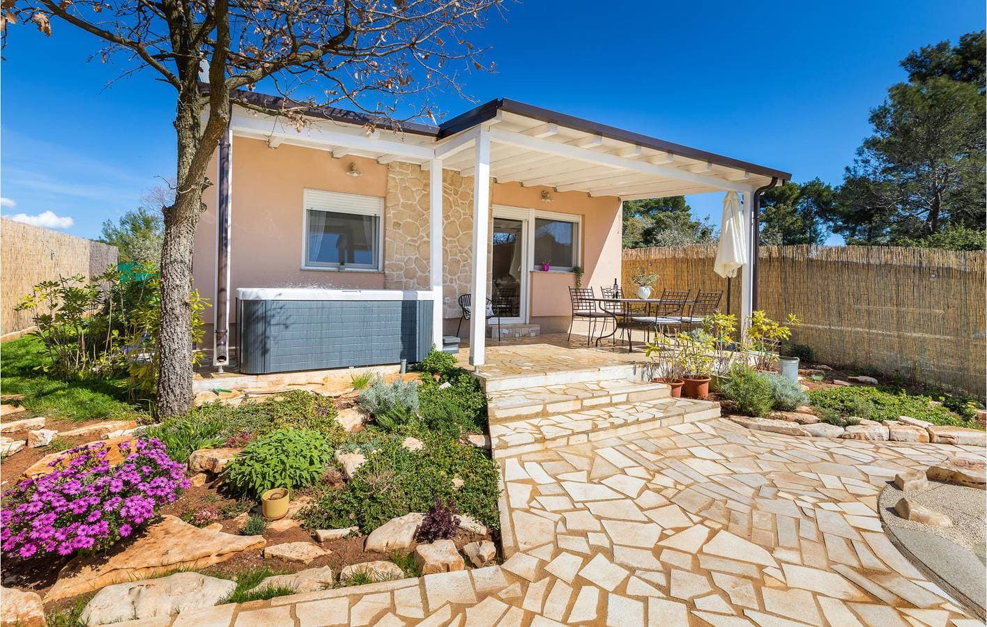Foto 4 von 29: Charmantes Apartment mit Pool, in der Nähe des Strandes von Fažana – WLAN und Parkplatz inklusive