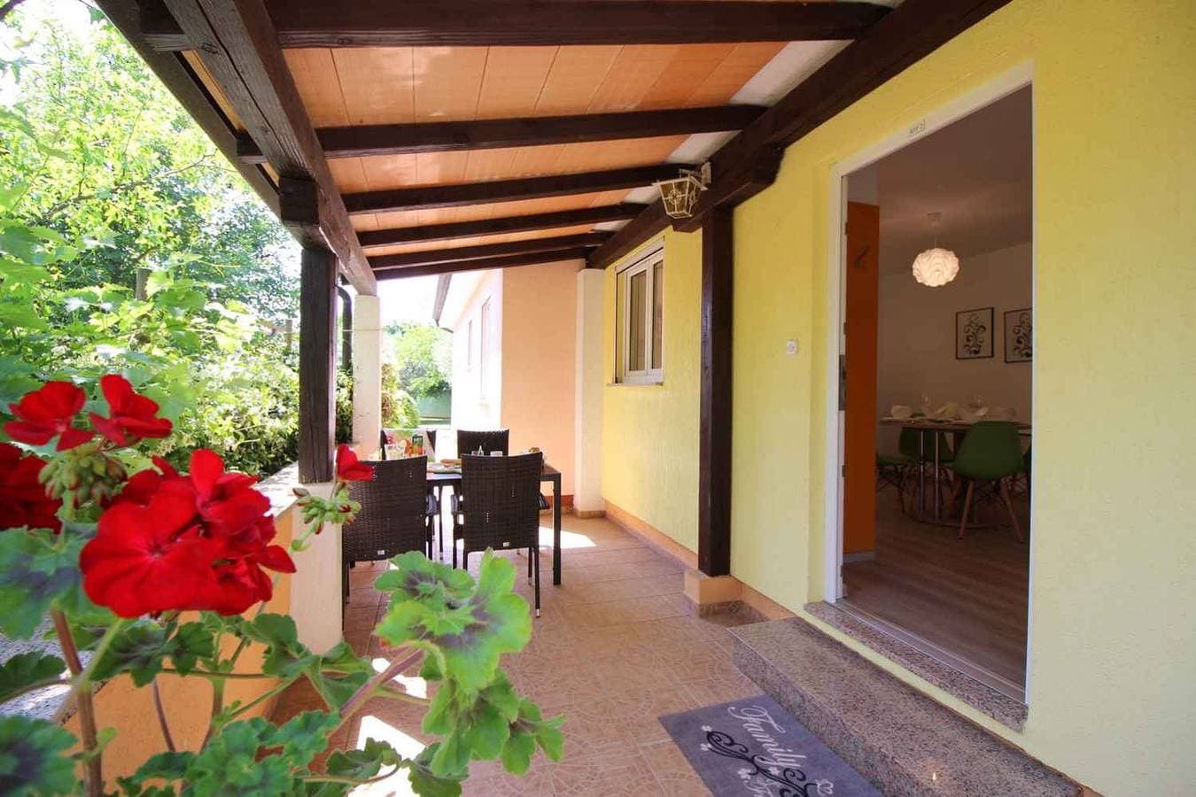 Foto 3 von 27: Bungalow mit Pool und Klimaanlage
