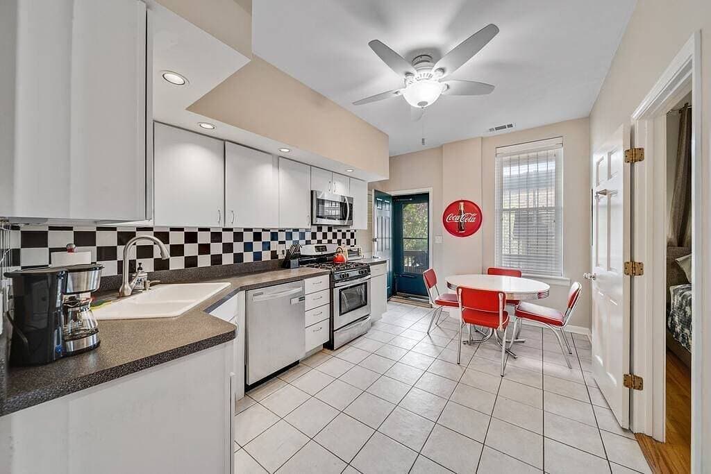 Foto 13 von 25: Classic Lincoln Park  2 bedroom condo- parking included
