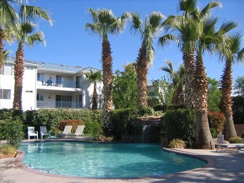 Foto 4 von 31: Extra großes 1 Schlafzimmer mit Zugang zu den Pools des Las Palmas Resort.
