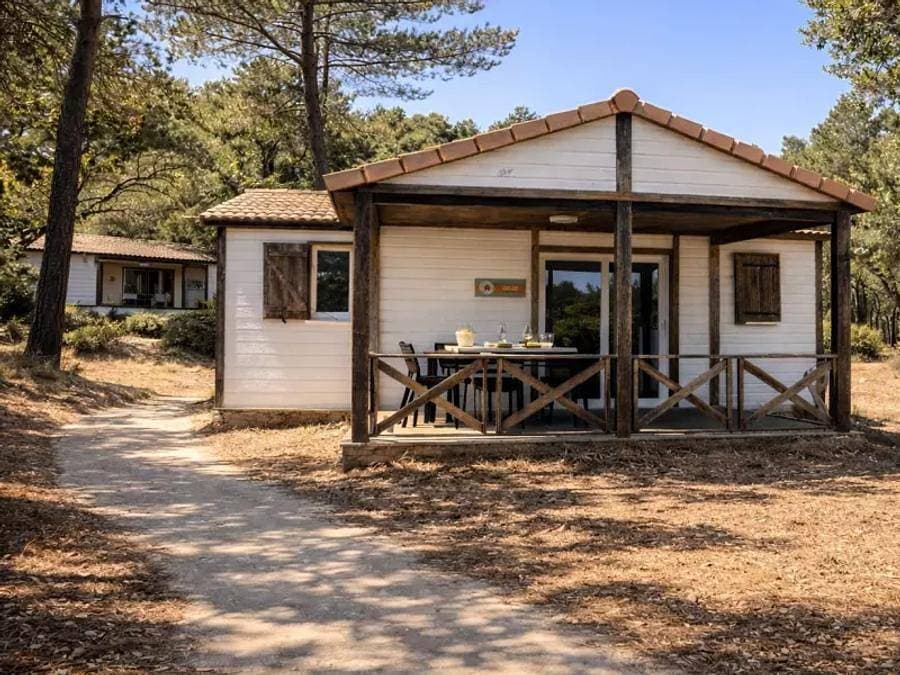 Foto 9 von 18: Camping Versants (anciennement Parc des Chênes) - Chalet 4 personen - Klimaanlage - TV - Bettwäsche - Handtücher