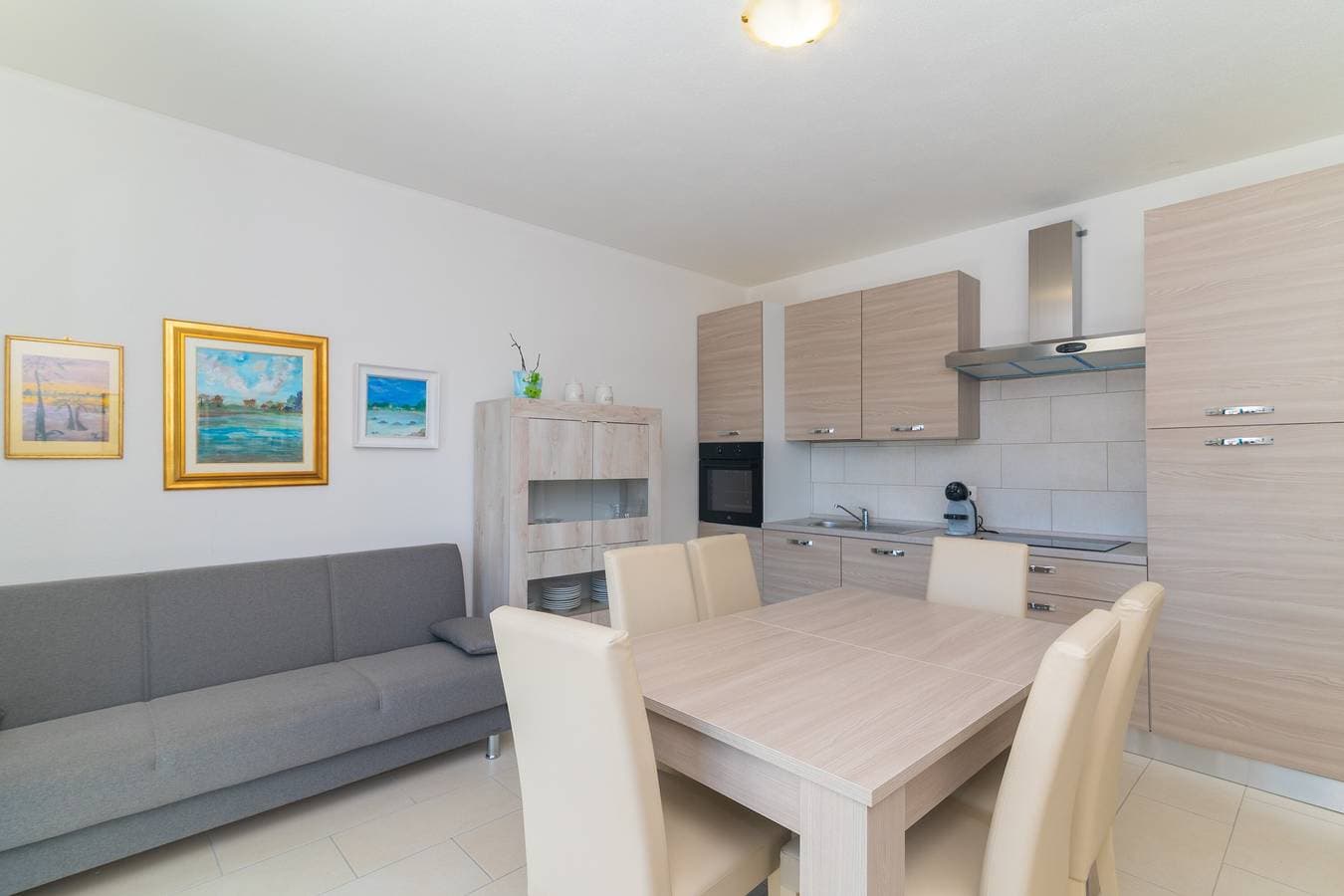 Foto 5 von 20: Ferienwohnung 'B6' mit Privatterrasse, Balkon und Klimaanlage