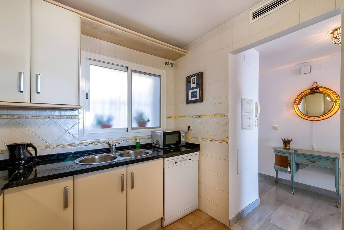 Foto 13 von 38: Apartamento Luci by The Sea mit Meerblick, Pool, Terrasse & WLAN