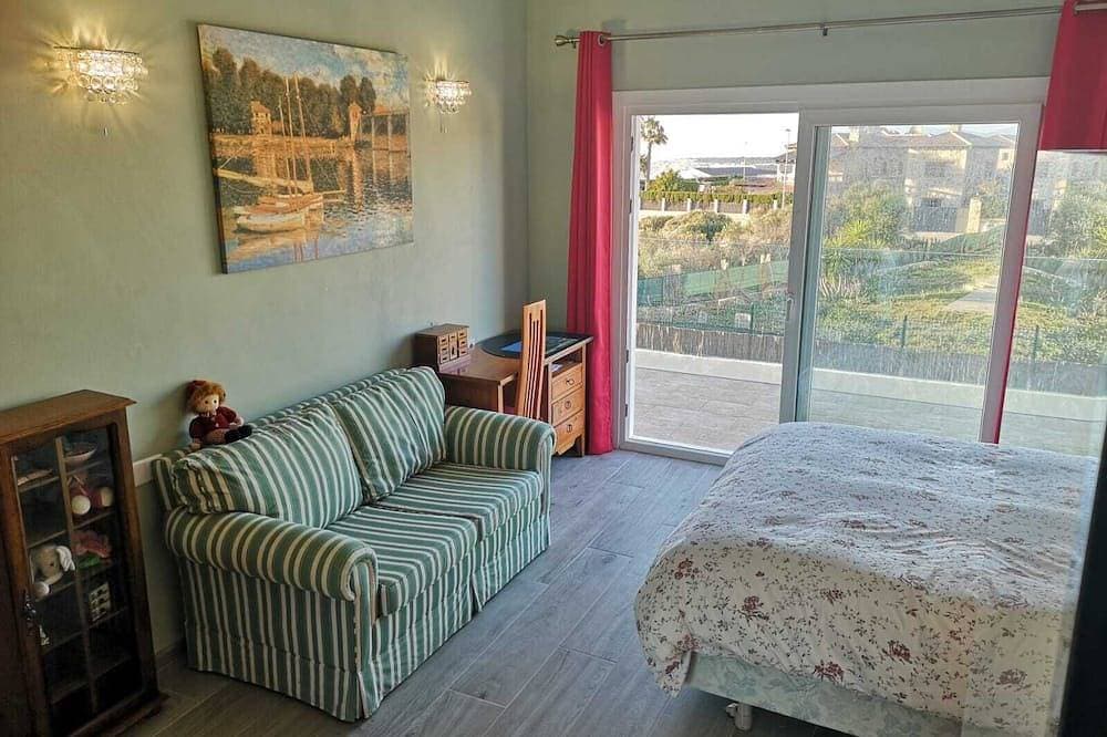 Foto 3 von 30: PrivatPool, Meerblick mit fabelhaften Sonnenuntergängen, moderne Küche, Klimaanlage, Wifi, großes Spielzeugzimmer