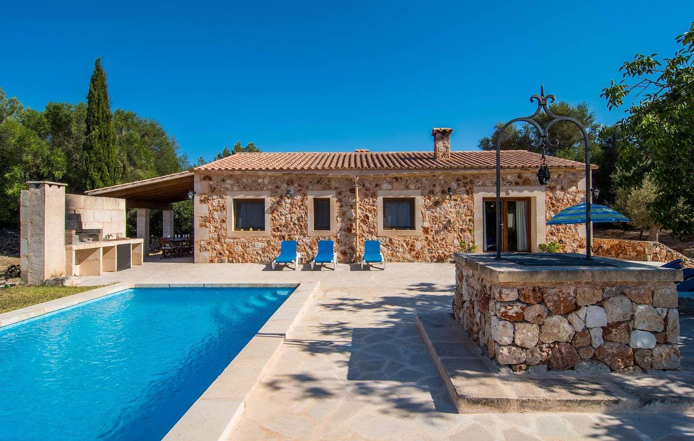 Sonniger Terrassenrückzug mit Pool und Küche 1