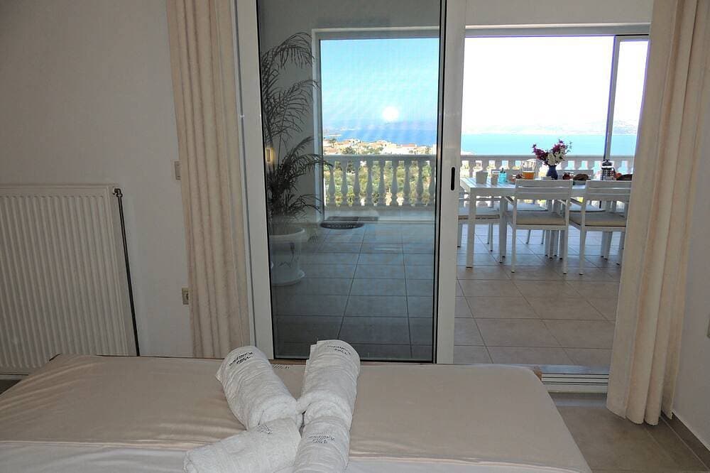 Foto 3 von 30: Amazing 14m infinity pool, outside dining & lounge area, sea views, & big garden