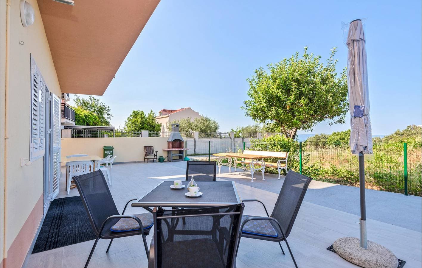 Ferienwohnung mit Meerblick, WLAN und Terrasse in der Nähe der Sehenswürdigkeiten von Makarska 1