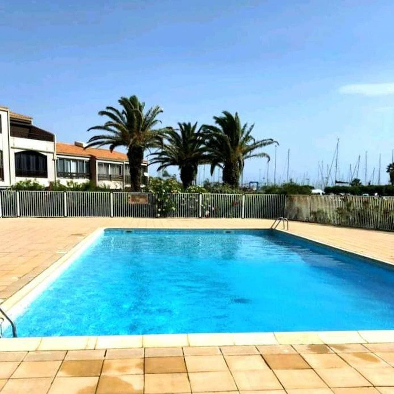 Foto 3 von 15: Geraumiges,klassifiziertes studio mit blick auf den yachthafen,die berge und das meer
