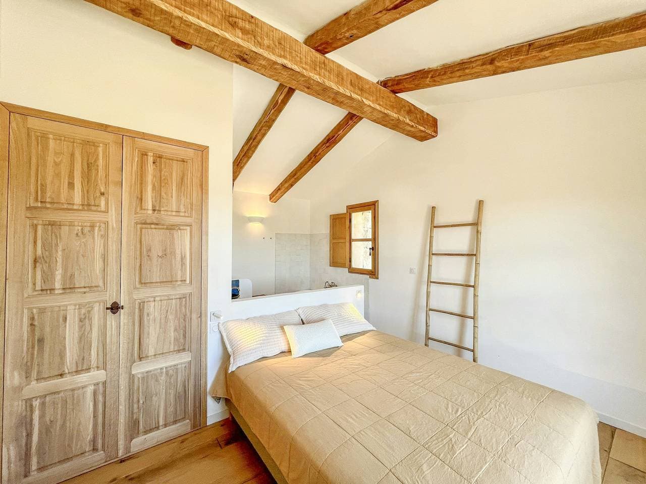 Foto 11 von 42: Schafstall aus Stein in der korsischen Macchia