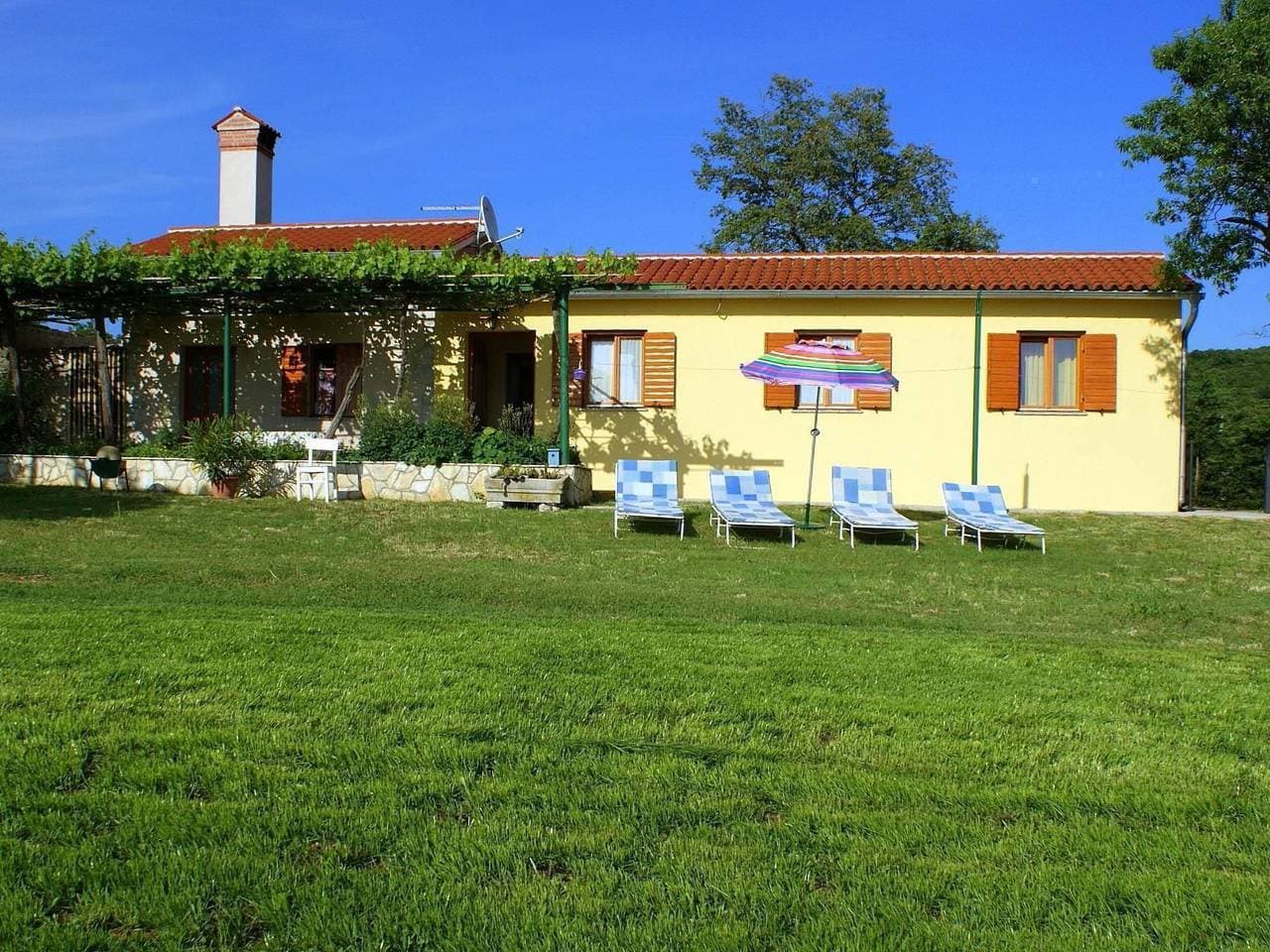 Foto 4 von 24: Charmantes Ferienhaus in Bartići mit Terrasse