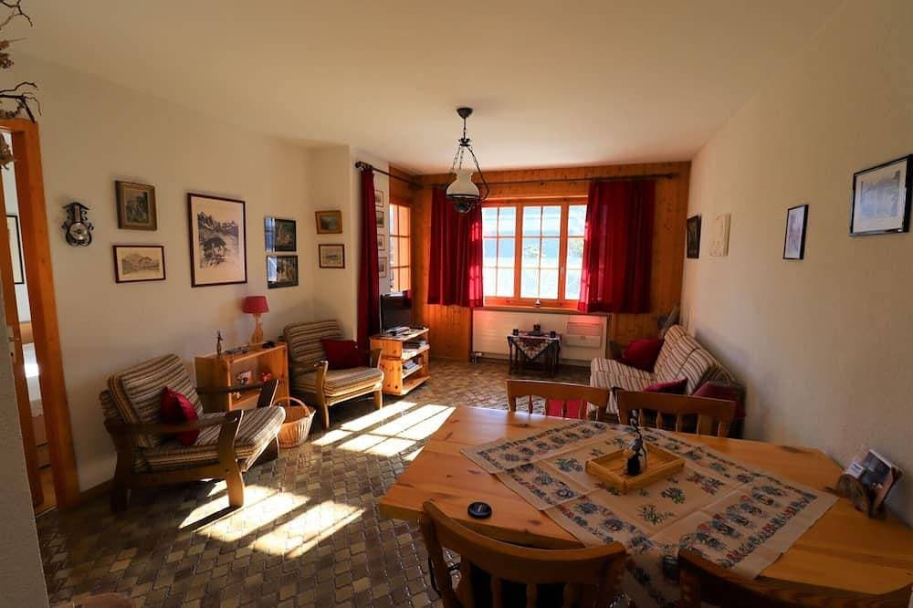 Foto 5 von 10: Außen: 2-Zimmer-Wohnung mit Südbalkon mit Blick auf das Matterhorn. Klappbare Terrassenmöbel. Für 2