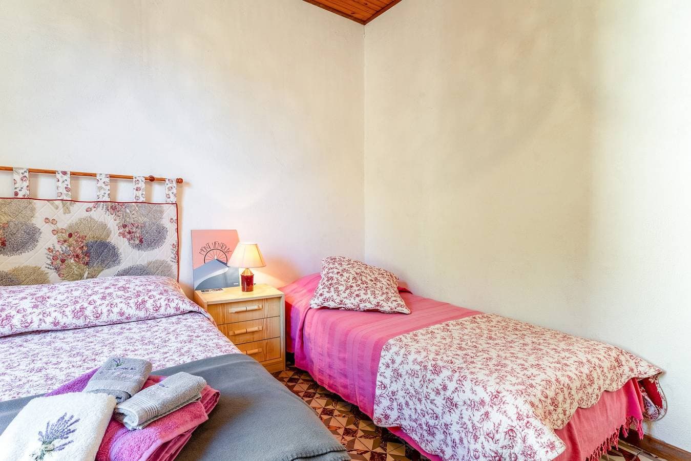 Foto 7 von 23: Zimmer 'Parfum De Soleil' mit gemeinsamer Terrasse, Gemeinschaftsgarten und WLAN