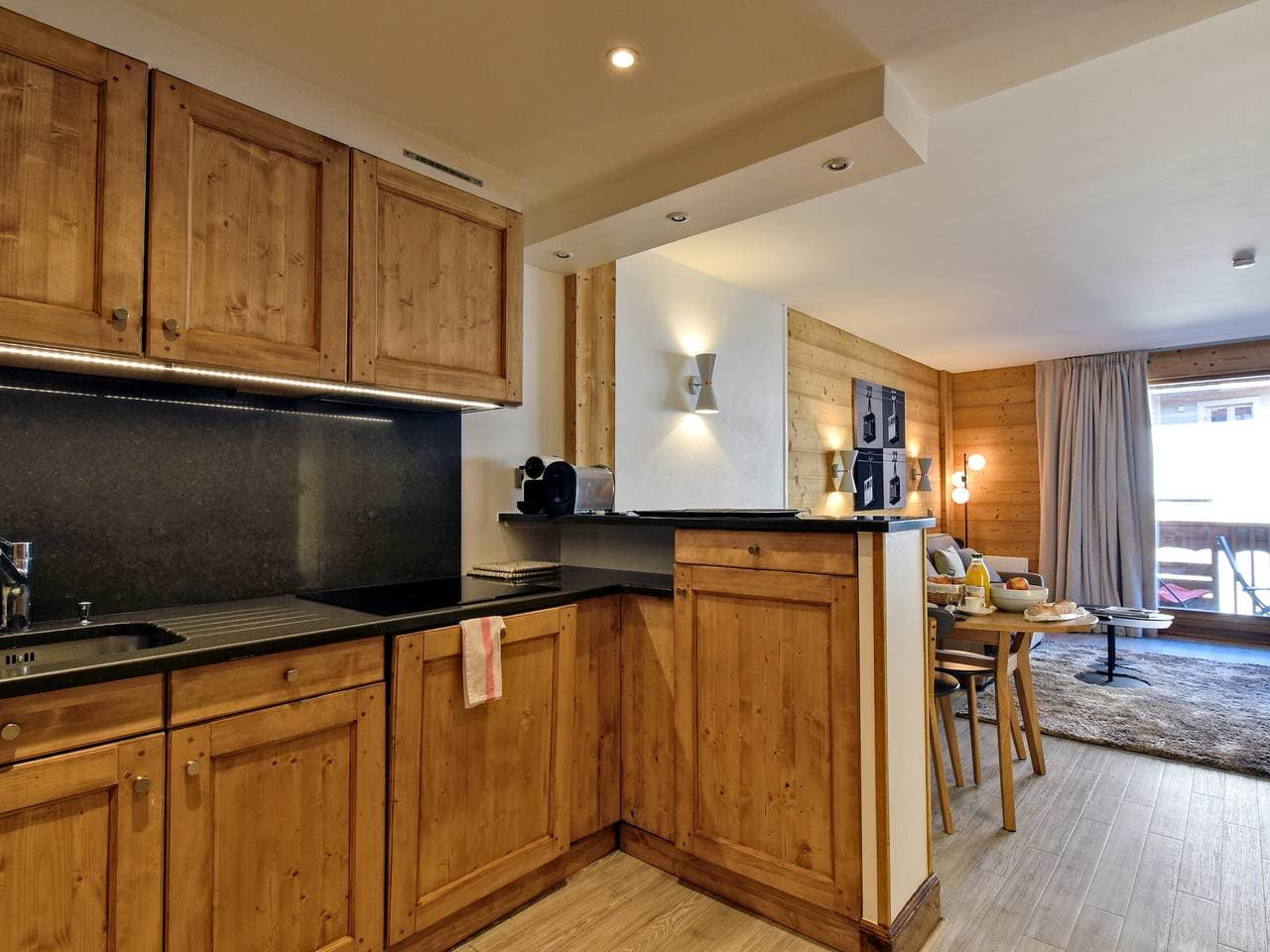 Foto 5 von 10: Gemütliches Herzstück Courchevel 1850: 2 Schlafzimmer, Ski-Kabinen, Willkommensgeschenk