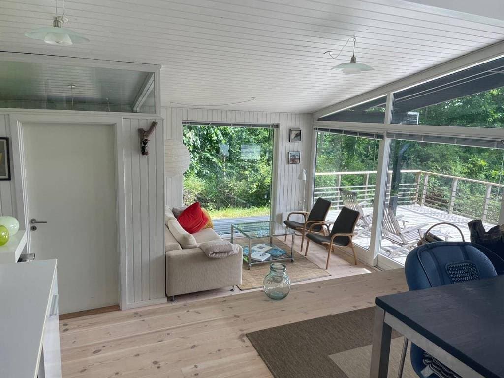 Foto 9 von 22: Ferienhaus auf hohem Naturgrund mit Blick auf Wald- und Naturlandschaft bei Femmøller
