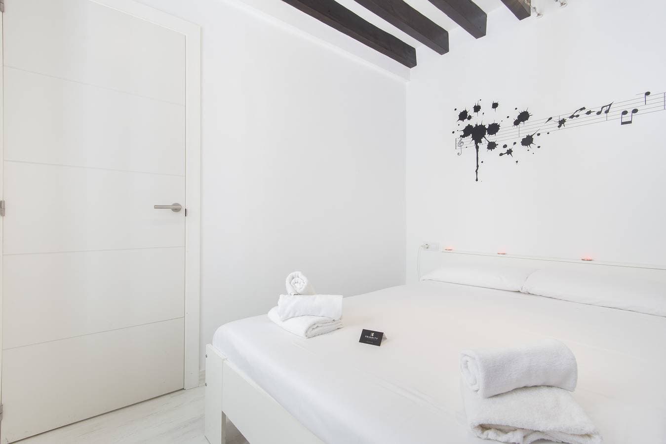 Foto 7 von 15: Black&White Apartment minimum stay 31 nights