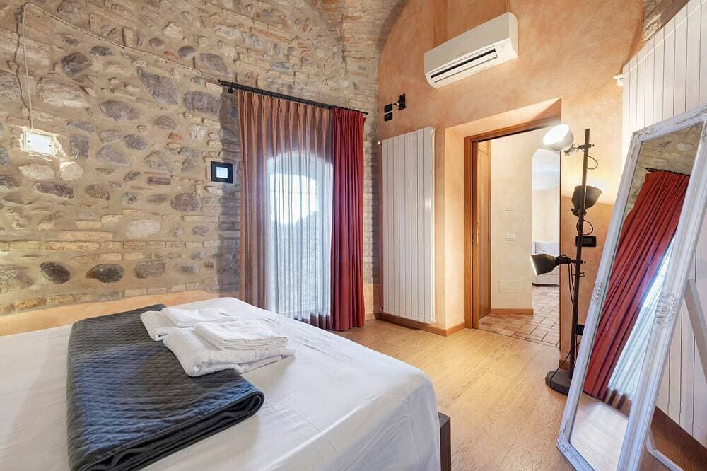 Foto 4 von 21: Ferienwohnung 'Casa Dolce Casa Al Castello' mit Seeblick, WLAN und Klimaanlage
