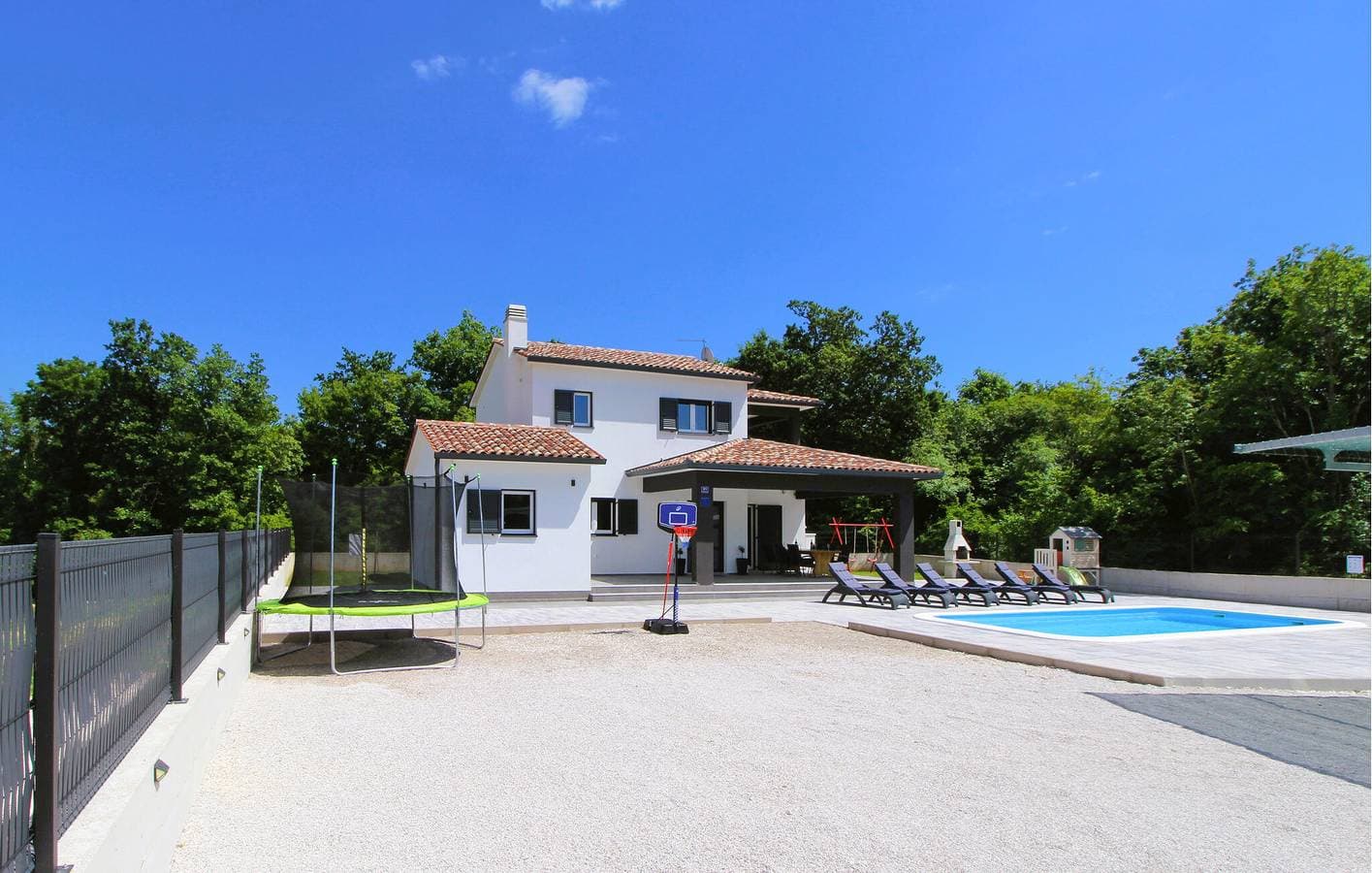 Foto 3 von 43: Geräumige 110 m² große Wohnung mit Pool und Terrasse in Raša, 2 km vom Stadtzentrum entfernt