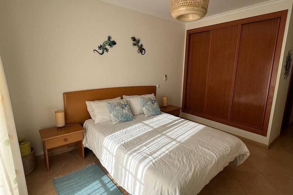 Foto 3 von 22: Geräumiges Luxusapartment Riesiger Balkon mit Blick auf Schwimmbäder & Gärten