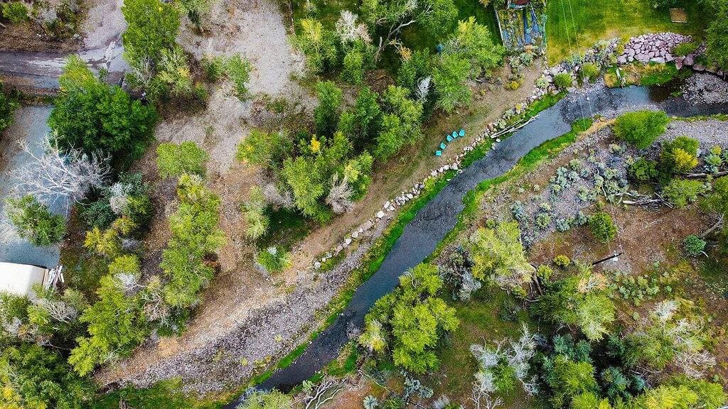 Foto 11 von 66: Ein Fluss fließt hindurch!