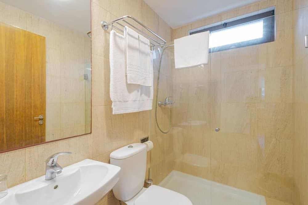 Foto 4 von 30: Relaxing Island Getaway in Santa Cruz w/ Ocean Views, Outdoor Pool & Gym Access