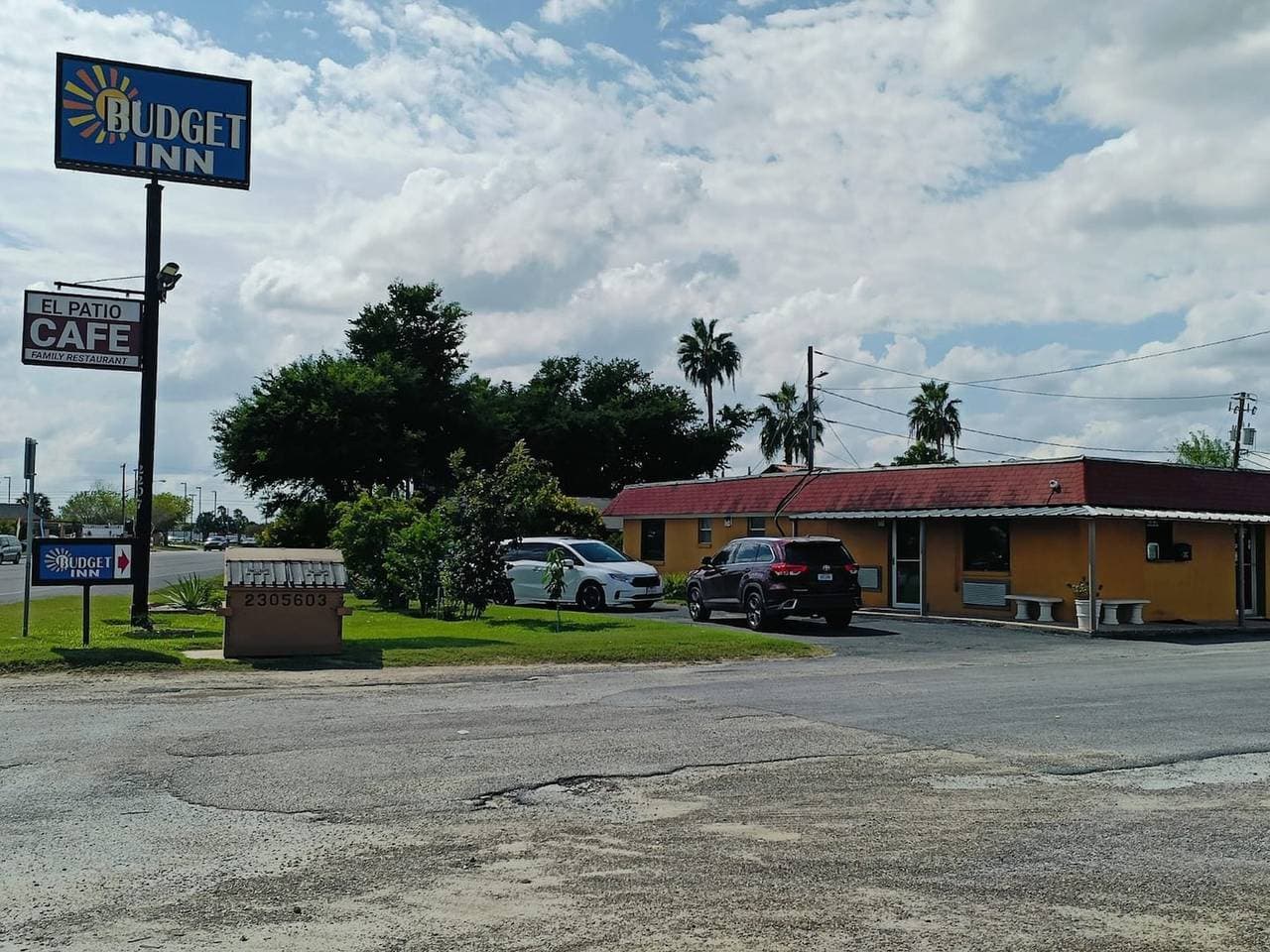 Foto 3 von 23: Edinburg, Texas | Kingsize-Bett | Rauchen