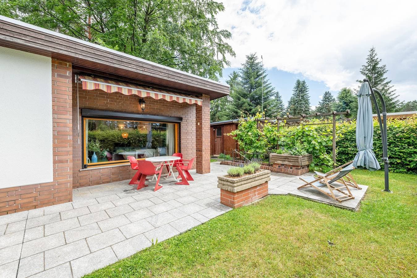 Foto 3 von 26: Ferienhaus 'Wald-See-Liebe' mit privater Terrasse und eigenem Garten
