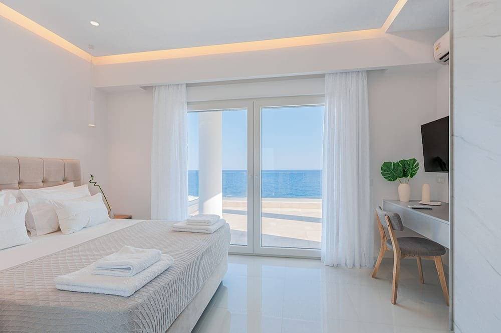 Foto 3 von 30: Seafront brand new luxury villa, heating pool -ideal for families, free transfer