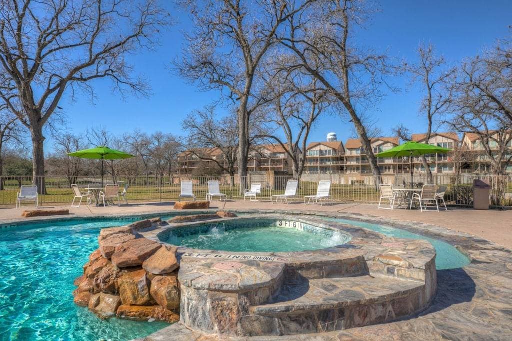 Foto 4 von 48: Gemütliche Wohnung auf der Guadalupe in New Braunfels, Ultra-Private End Unit!