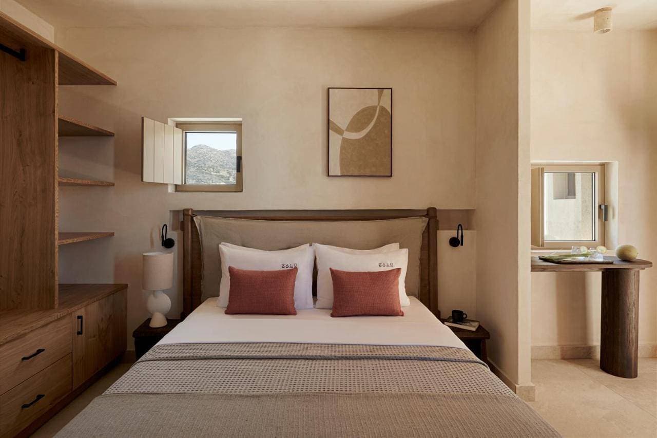 Foto 10 von 13: Stylish Suite with Jacuzzi & Access to Shared Heated Pool (Upper Floor)