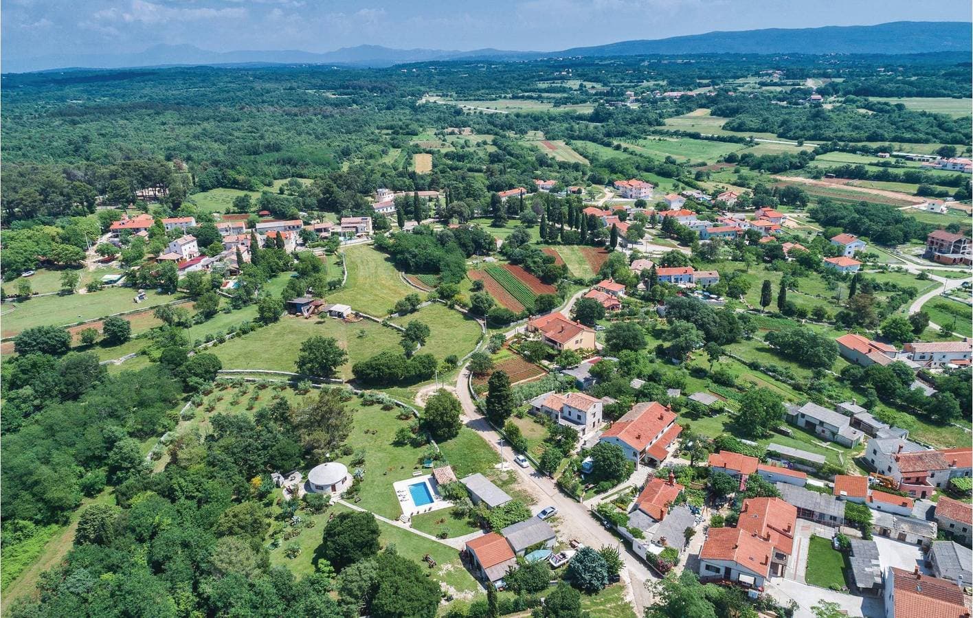 Foto 4 von 32: Reizende Ferienwohnung mit Pool, Terrasse und WLAN in der Nähe von Manjadvorci