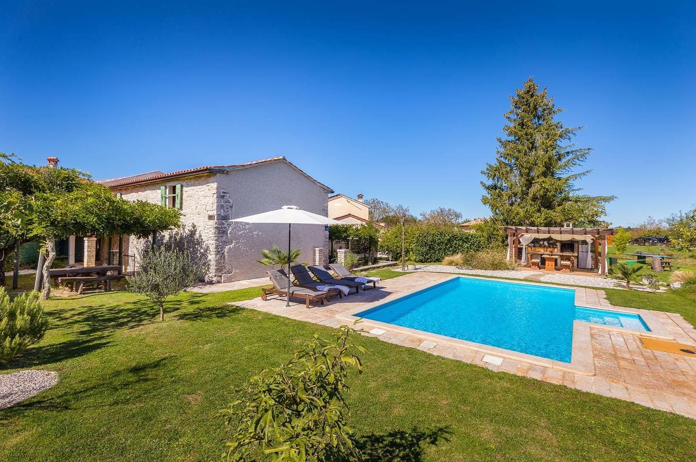 Foto 11 von 46: Villa Dorstari – Charmantes Ferienhaus mit privatem Pool und wunderschönem Garten im Herzen Istriens