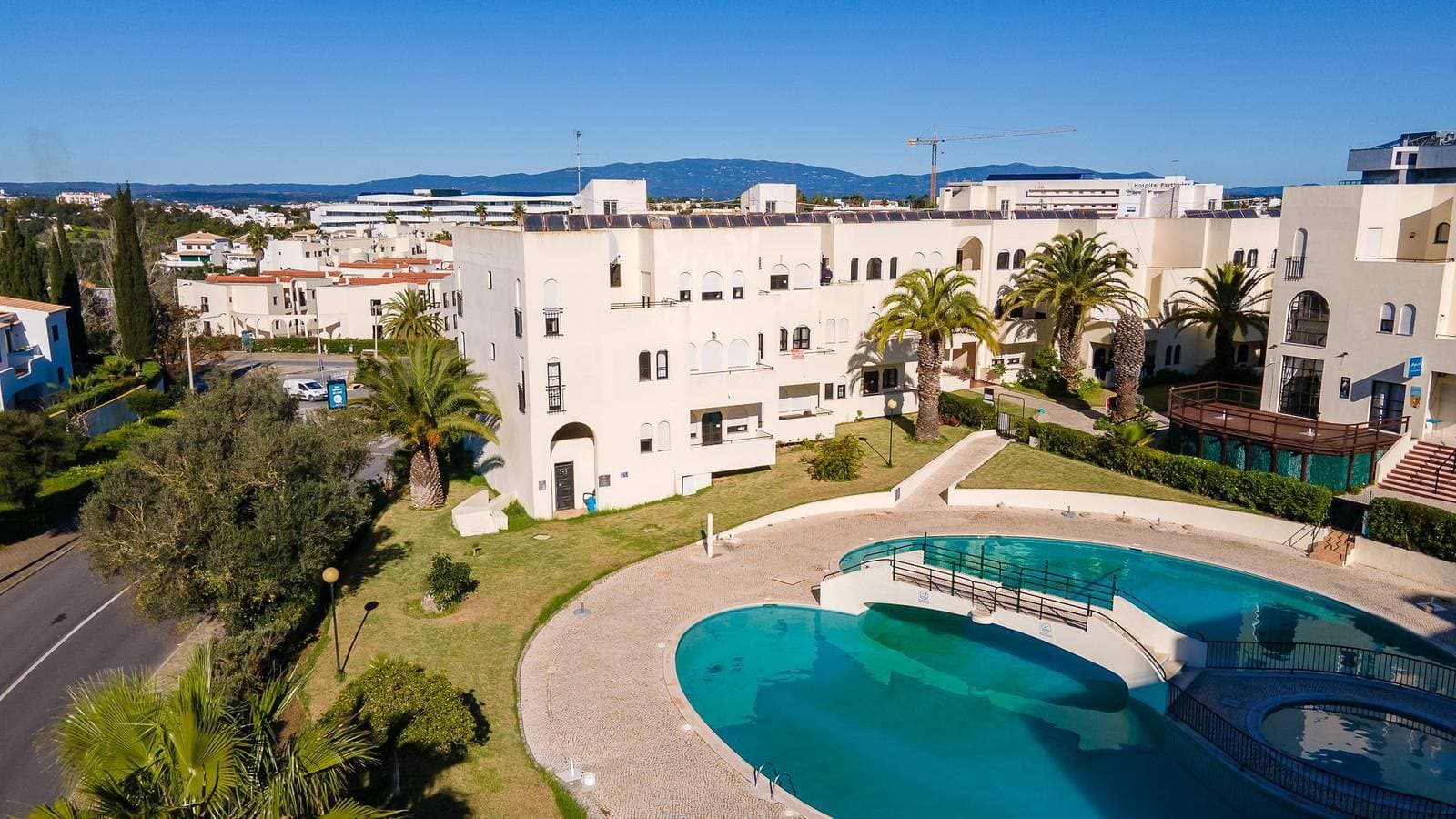 Foto 8 von 22: Quinta dos Arcos 2Br w/ AC & Pool by LovelyStay